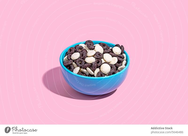 Bunte Schale mit verschiedenen Schokoladenbonbons auf rosa Bonbon Schalen & Schüsseln Hintergrund Konditorei süß Snack sortiert Varieté farbenfroh blau Dessert