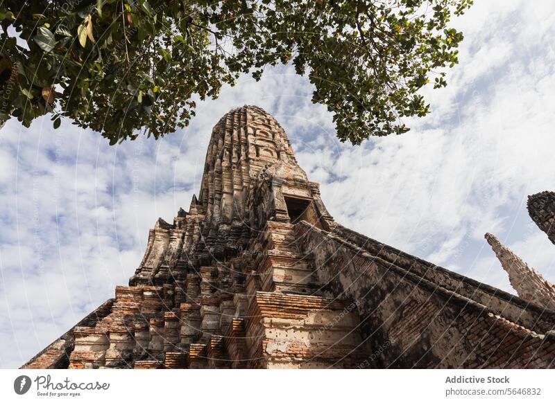 Alter buddhistischer Tempel vor blauem Himmel bei Tageslicht in Thailand antik Pagode Gebäude Architektur Religion Erbe historisch wat chaiwatthanaram Ayutthaya
