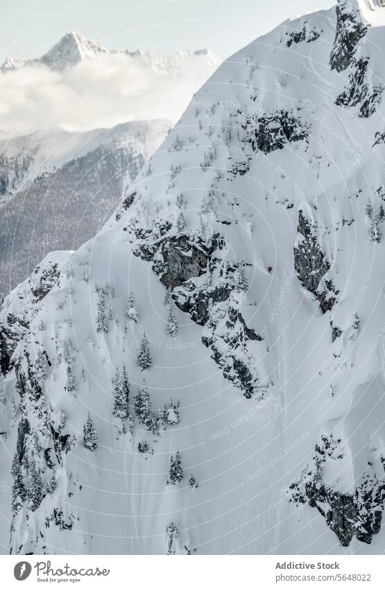 Panoramaaussicht auf schneebedeckte Berge Berge u. Gebirge Ambitus malerisch bewölkter Himmel Winter Kanada idyllisch ruhig Natur majestätisch massiv Schnee