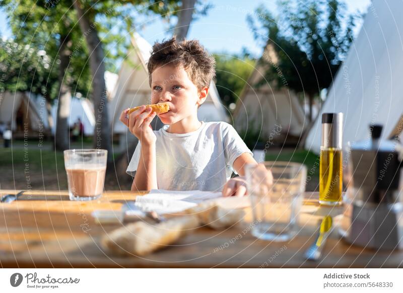 Junge isst eine Scheibe Brot gesundes Frühstück mit Kaffee essen Kind Glück Gesundheit Glas Tisch frisch Energie Gesunder Lebensstil Bestandteil stehen Kindheit