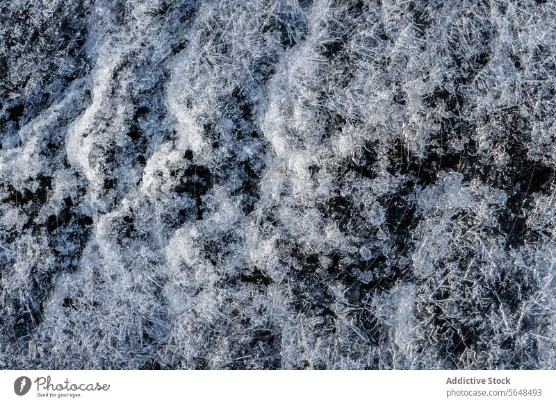 Nahaufnahme der Textur von Frost an einem Wintermorgen kalt Eis blau Muster Detailaufnahme Oberfläche Makro Kälte Natur saisonbedingt Einfrieren Kristalle