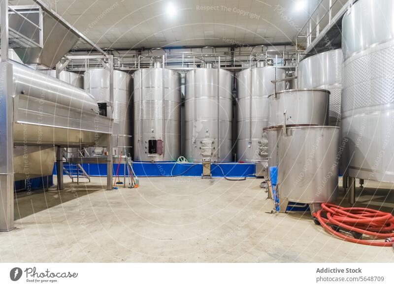 Bottichraum einer Weinfabrik Fabrik Weingut Inszenierung Lauf Gerät Gärung Prozess Weinherstellung Keller Alkohol Herstellung Werkzeug Tank Stahl Weinbau
