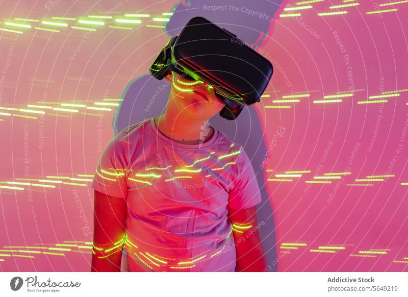 Serious Girl erkundet den Cyberspace mit einer VR-Brille im Neonlicht Mädchen Virtuelle Realität Schutzbrille benutzend erkunden Innovation Sehvermögen Licht