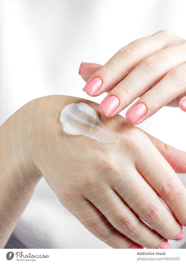 Frau trägt Lotion auf ihre Hände auf, um ihre Haut zu pflegen Hand Sahne Hautpflege Feuchtigkeitscreme bewerben nageln polnisch Pflege Schönheit Routine