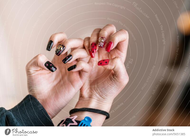 Unbekannte Frau zeigt Maniküre mit Nagelkunst Nagellack nageln Kunst Design Kunstwerk Dekoration & Verzierung Schönheit Salon zeigen Glitter Stil Leckerbissen