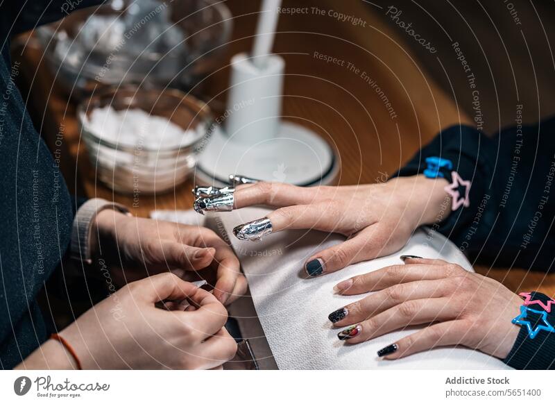 Crop gesichtslose Frauen mit Nagelkünstler und Entfernung Gel Nagellack mit Folie im Salon Maniküre nageln Schönheit polnisch Firnis Dienst Hand Spa Stil