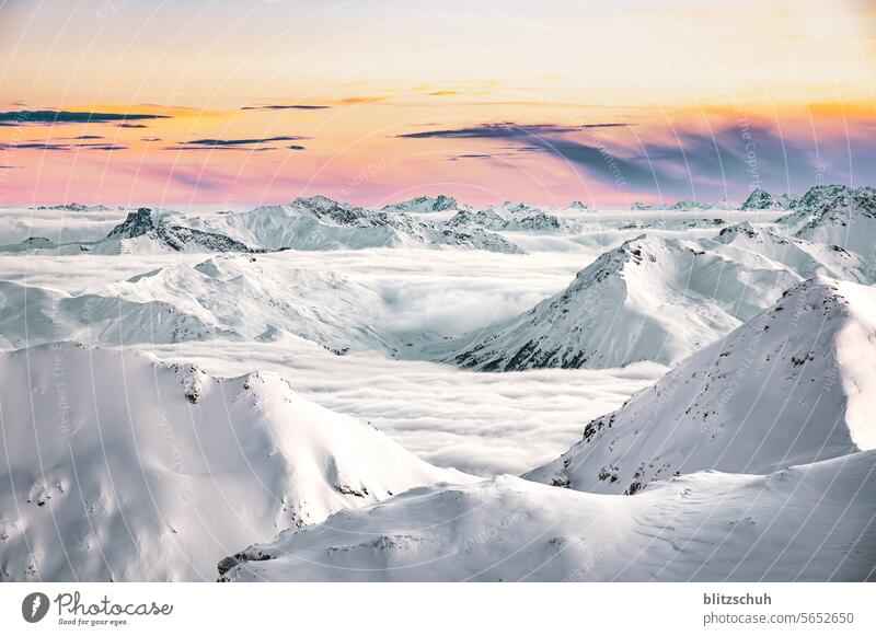 Wenn die Sonne in den Alpen aufgeht. Nebelmeer und frisch verschneite Berge Schweiz Schweizer Alpen alps Suisse Lenzerheide Graubünden Berge u. Gebirge