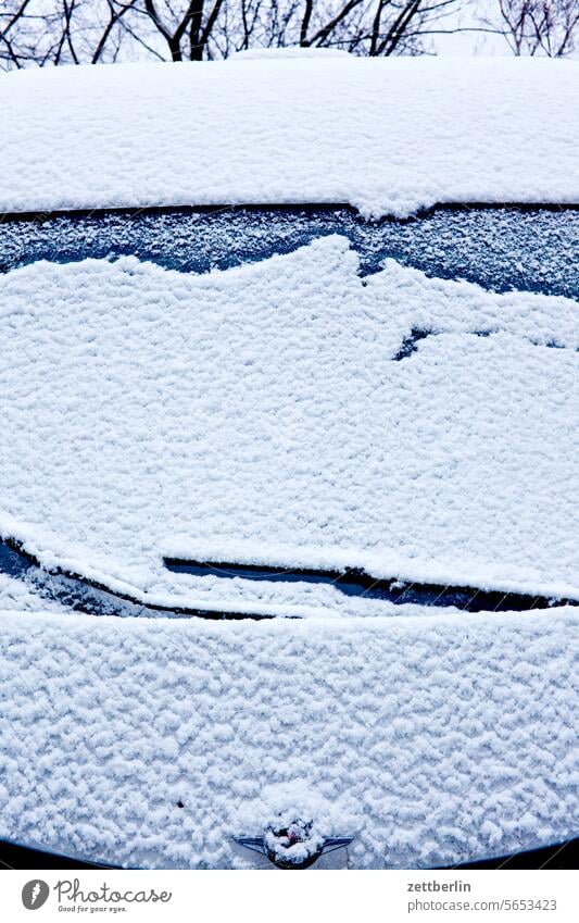 Frontscheibe mit Neuschnee, Winter, Scheibenwischer - ein lizenzfreies  Stock Foto von Photocase