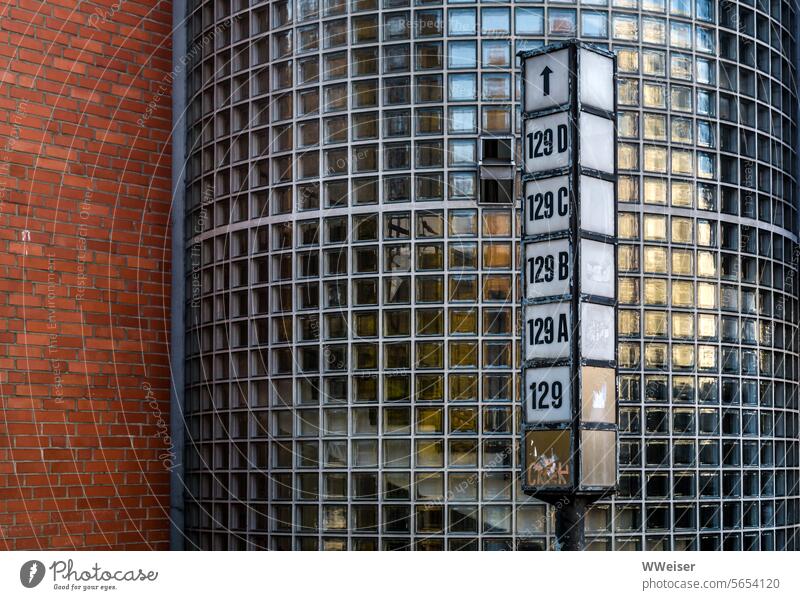 Elemente einer kreativen Wohnanlage aus der Mitte des 20. Jahrhunderts Fassade Treppenhaus Glaskacheln Ziegel Backstein Architektur Hausnummern Wegweiser