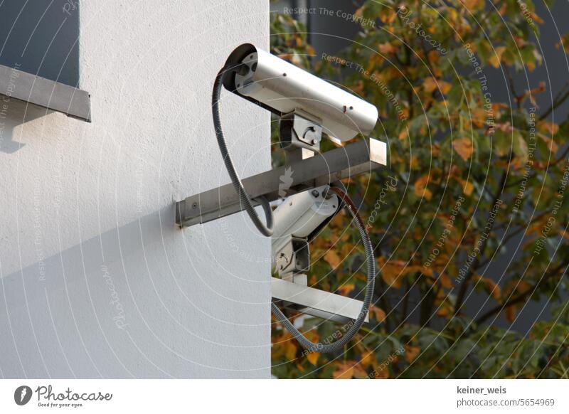 Überwachungskameras an einem Haus im Überwachungsstaat Kontrolle Schutz Kriminalität Videokamera Überwachungsgerät Angst Verfassungsschutz bedrohlich