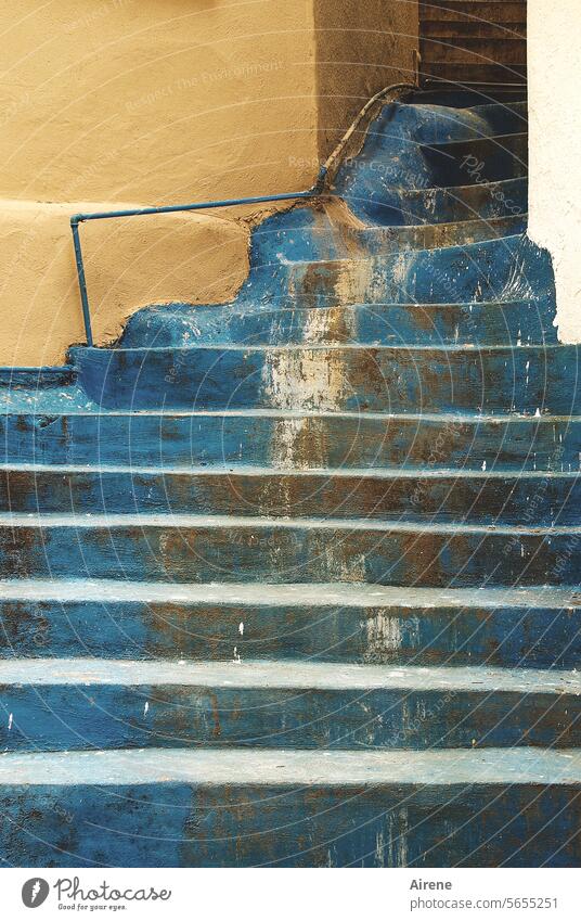 oben wirds eng, kurvig und steil Treppen Treppenstufe aufsteigen Stiege Stein gefährlich blau Altstadt Stufen Geländer Altbau Mauer aufwärts Wand Fassade