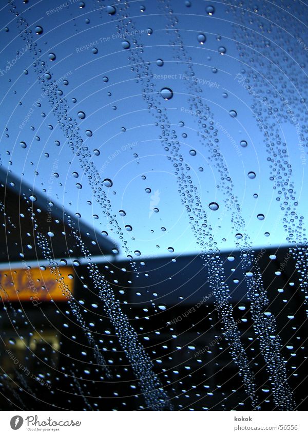 Tankstellenidylle Stimmung Ladengeschäft Sauerstoff Wassertropfen Fenster Wachs Himmel blau Regen Fensterscheibe Eisenbahn Blase mehrere gruppieren Klarheit