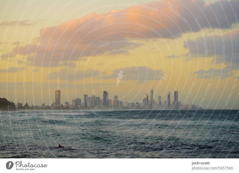 wenn ein schöner Sommertag zu Ende geht Surfers Paradise Abenstimmung Südpazifik Küste Panorama (Aussicht) Australien Gold Coast Queensland Skyline