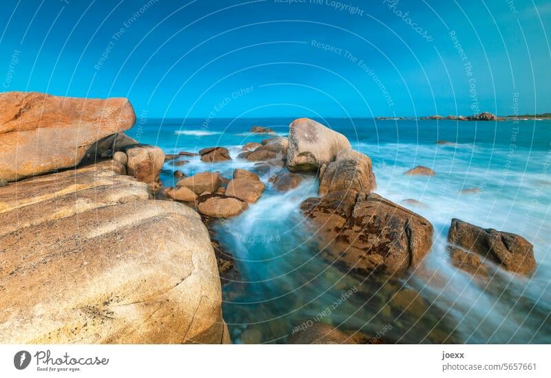 Felsige Küste, vom Meer umspült, bei blauem Himmel Felsen maritim Ferien & Urlaub & Reisen Landschaft Sommer Wellen Wasser Fernweh Ruhe entspannung braun