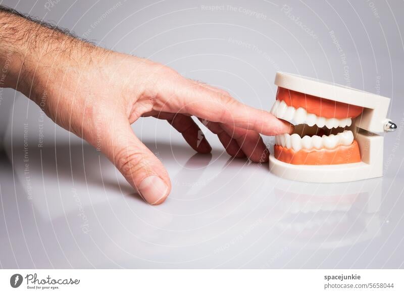 Aua Hand Gebiss Zähne Farbfoto Zahnarzt Zahnpflege Gesundheitswesen Sauberkeit Detailaufnahme Mund Zahnmedizin Reinigen Zahnschmerzen Nahaufnahme Medizin