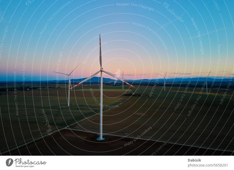 Luftaufnahme einer Windkraftanlage in ländlicher Umgebung bei Sonnenuntergang Energie Turbine nachhaltig regenerativ Erzeuger Windmühle Sauberkeit Landschaft
