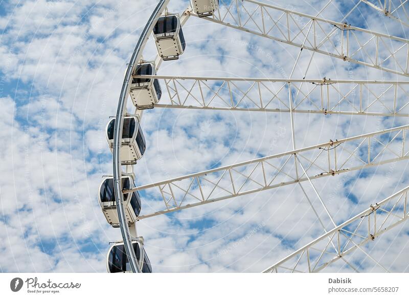 Riesenrad dreht sich vor dem Hintergrund eines blauen Wolkenhimmels Anziehungskraft Vergnügungspark Karussell Fairness Himmel Spaß Rad Erholung