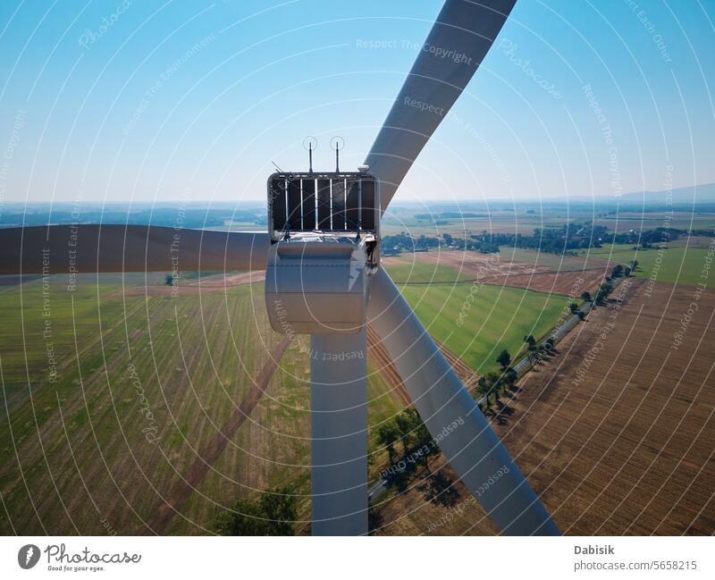 Luftaufnahme einer Windkraftanlage in ländlicher Umgebung Energie Turbine nachhaltig regenerativ Erzeuger Windmühle Sauberkeit Landschaft grün umweltfreundlich