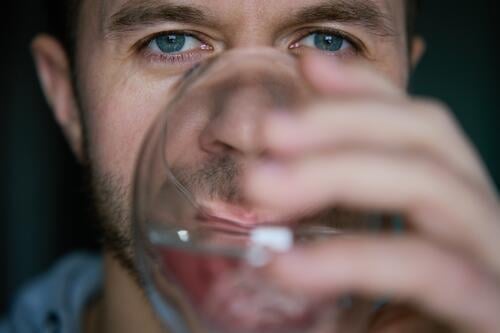 Mann trinkt sauberes Wasser aus einem Glas trinken Durst frisch Mineral Sauberkeit Gesundheitswesen Metabolismus Getränk rein übersichtlich Erwachsener