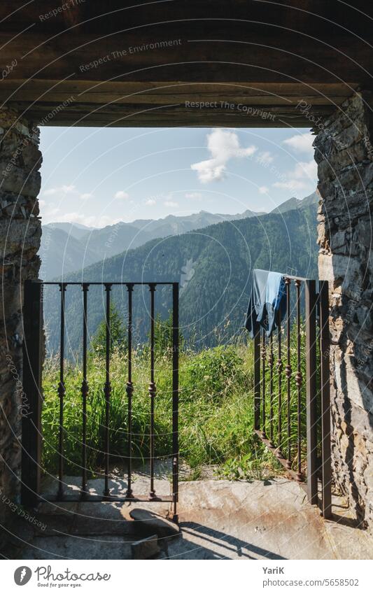 Val Grande - Blick aus Kapelle Grün outdoor steinig Wandern Outdoor-Aktivität alleine abenteuerlich Erlebnis Landschaft unerschrocken marschieren Weitsicht