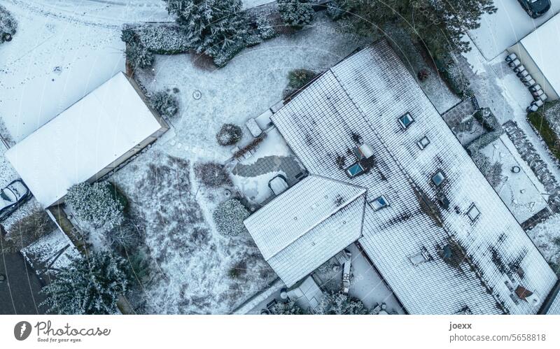 Haus und Garten im Winter von oben Schnee Luftaufnahme im Freien kalt Frost Drohnenansicht gefroren Saison Draufsicht