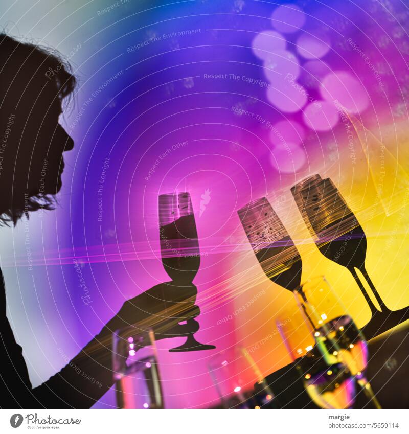 Der Schatten einer Frau, vor sich mehrere Sektgläser Schattenspiel Silhouette Sektglas trinken prosten bunt feiern gehen Alkohol Getränk Glas Alkoholsucht