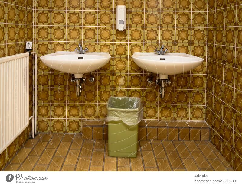 Zwei Waschbecken mit Mülleimer und alten 70er-Fliesen Toilette Heizung Fliesen u. Kacheln Sauberkeit sanitär Hygiene Keramik Wasserhahn Waschraum Stil retro