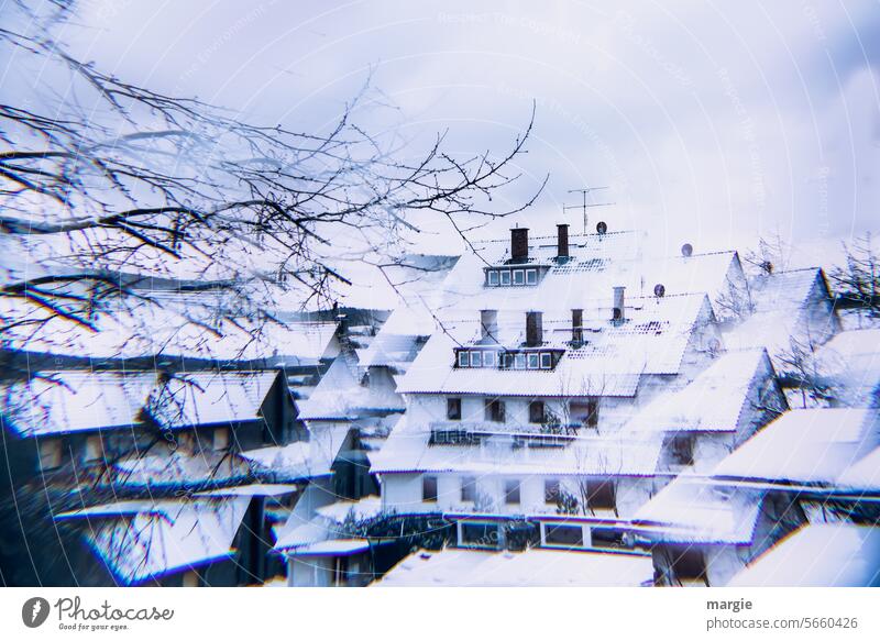 Schornsteine auf schneebedeckten Dächern Schnee Häuser Dächerlandschaft dächer Fenster Winter abstrakt kalt Gebäude Außenaufnahme Stadt Architektur unscharf