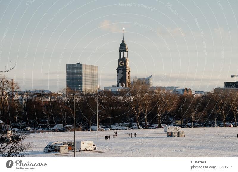 Blick auf das Heiligengeistfeld in Hamburg an einem sonnigen Wintertag mit dem Hamburger Michel und der Elbphilharmonie im Hintergrund Deutschland