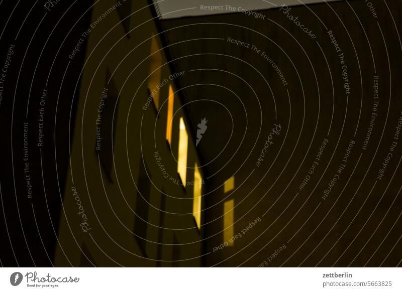 Hinterhof, Nacht, Fenster abend altbau außen brandmauer dunkel erleuchtet fassade fenster haus himmel himmelblau hinterhaus hinterhof innenhof innenstadt kiez