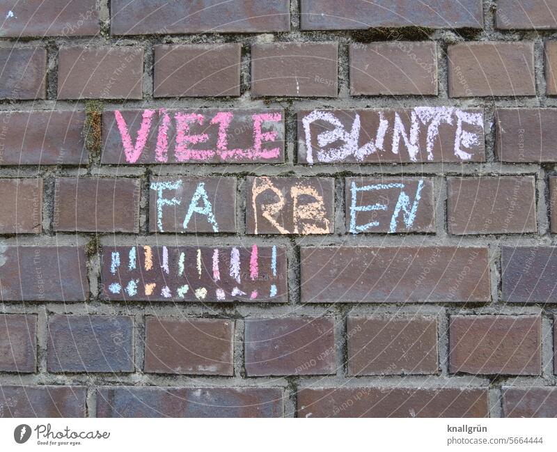Viele bunte Farben!!!!!!!!!! Ausrufezeichen Text Mauer Ziegelsteine Wand Buchstaben Straßenkunst Kreativität Jugendkultur Schmiererei kreativ Graffiti