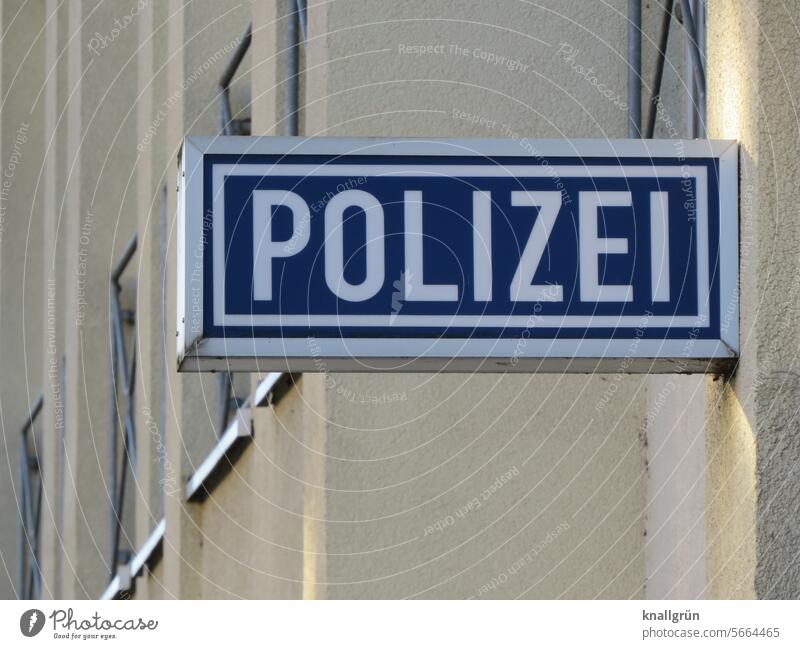 Polizei Schilder & Markierungen Text Schriftzeichen Farbfoto Hinweisschild Buchstaben Wort Menschenleer Außenaufnahme Typographie Mitteilung Nahaufnahme