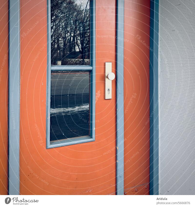 Haustür | Orange und Hellblau Eingang Tür Hauseingang 50er Farbe Fenster Glas Spiegelung Türgriff Eingangstür Fassade Stadt Gebäude Architektur alt