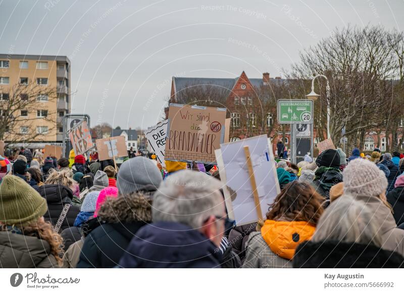 Demonstration gegen Rechts Sylt Teilnehmer Westerland Bundesweit Attacke gegen AFD Deutschlandweit Personen Menschenmaße Mutig Endlich Farbig Bunt Rathaus