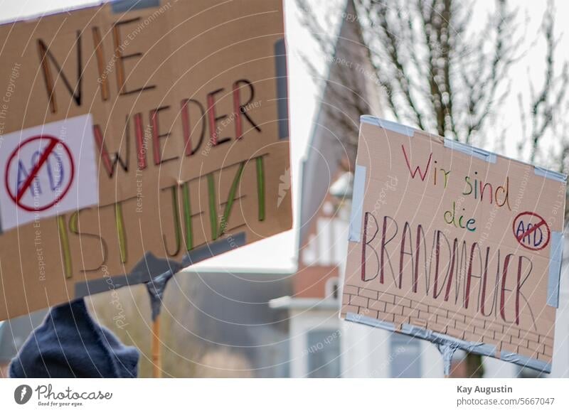 Protestplakte gegen Rechts Sylt Rathausplatz Demo Schilder Beschriftung Niewieder Brandmauer Verbot Hinweis Nie Wieder Plakat Demonstration gegen Rechts