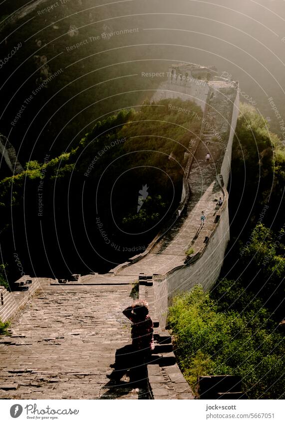 sonniger Moment auf der großen Mauer Chinesische Mauer Sehenswürdigkeit Tourismus Touristen historisch China Bauwerk Weltkulturerbe Sonnenlicht Low Key