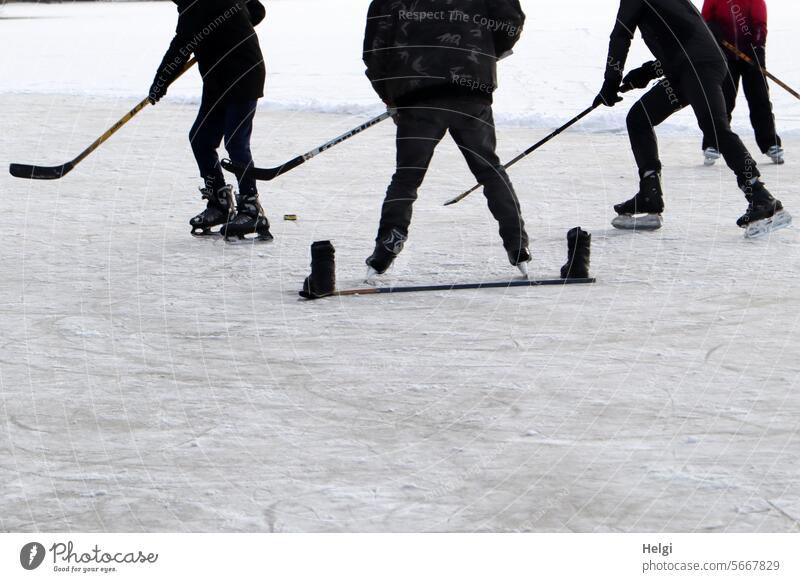 Winterfreuden Kälte Eis Frost See zugefroren Eishockey spielen Freude Menschen Schlittschuhe kalt Eisfläche Wintersport Natur Freizeit & Hobby