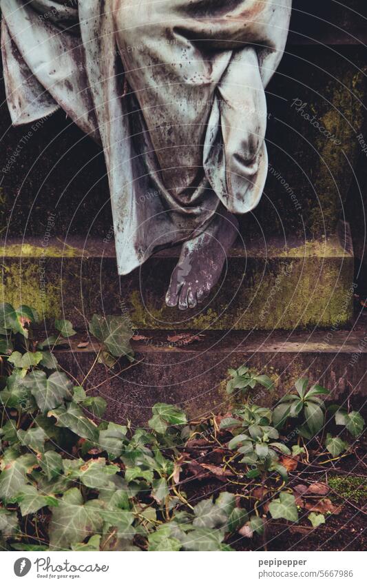 Fuß einer Skulptur an einem Grabmal Friedhof Gottesacker grabmahl Trauer Tod Vergänglichkeit Grabstein Traurigkeit Stein Religion & Glaube ruhig Ewigkeit
