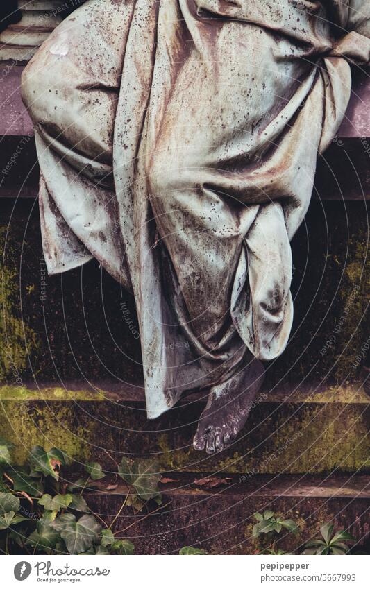 Fuß einer Skulptur an einem Grabmal Friedhof Gottesacker grabmahl Trauer Tod Vergänglichkeit Grabstein Traurigkeit Stein Religion & Glaube ruhig Ewigkeit