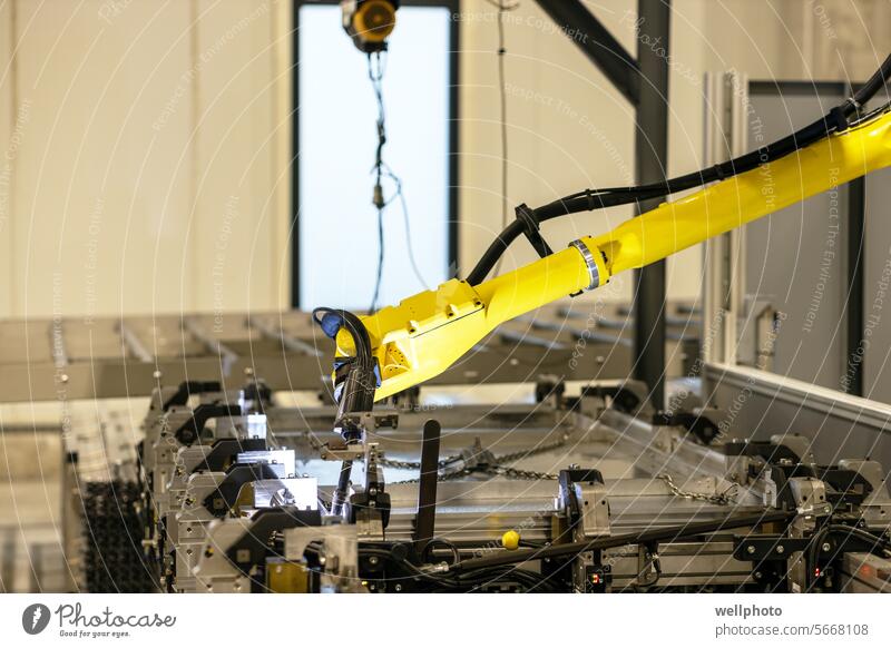 Roboter oder robotergestützter industrieller Schweißarm robotisch Schweißen Arme Industrie Stahl Metall Fabrik Maschine Werkzeug Maschinenbau Technologie