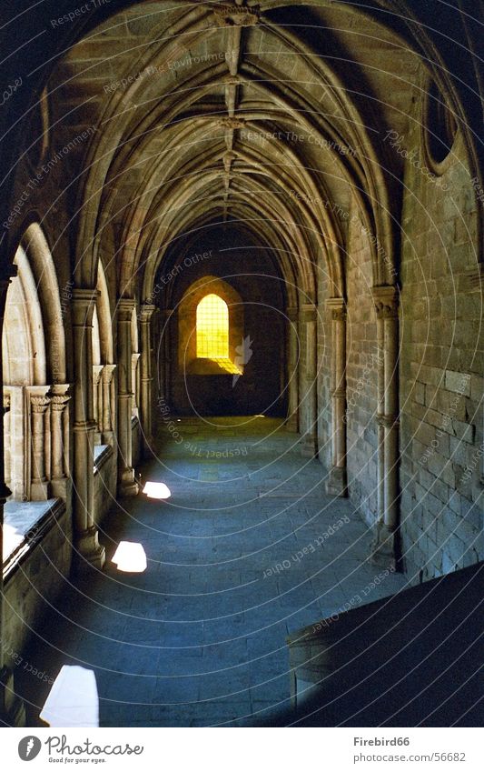 Das Licht am ende des ..... Fenster Tunnel Kathedrale Schatten Gang