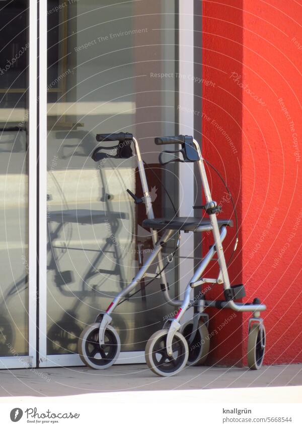 Rollator Mobilität Gesundheitswesen Gehhilfe Senior alt Krankheit Mensch Außenaufnahme Behinderung Handicap Pflege Behinderte abstützen Gerät Hilfsmittel mobil