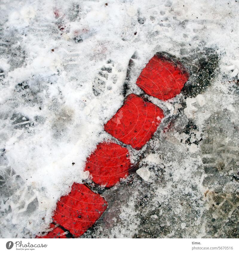 butterweiche Schneematsche tauen Fußspur Stein Deko Signal Hinweis Orientierung aufgetaucht Fußweg Begrenzung urban Winter Vogelperspektive Wege & Pfade kalt