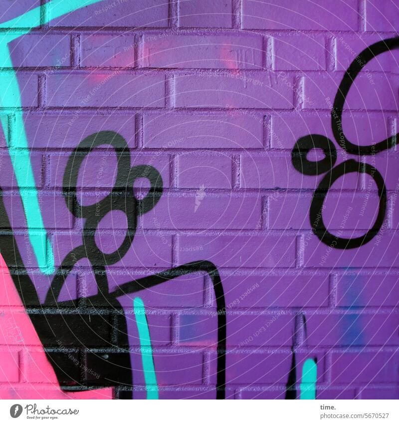 angelnde Maus in rotem Sessel vor violettem Hintergrund mit leeren Gedanken und Wasserspritzern Grafitti Mauer bunt Farben Kritzelei gesprayed Backsteine