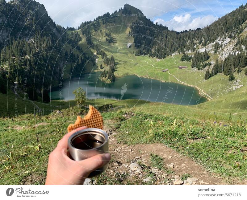 Tee- und Waffelpause mit Alpen-Ausblick Pause genießen Getränk Bergsee Erholung Biss Landschaft Thermoskanne wandern Ausflug Ferien & Urlaub & Reisen
