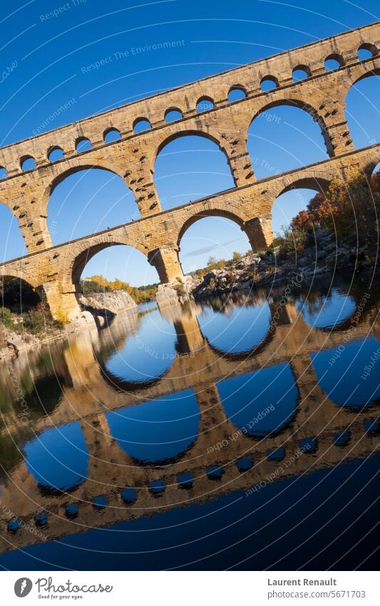 Der Pont du Gard, vertikale Fotografie vor blauem Himmel. Antike römische Aquäduktbrücke. Fotografie aufgenommen in Provence, Südfrankreich Frankreich antik