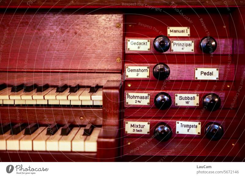 Einfach mal alle Register ziehen Orgel Tastatur Klavier Kirche Kirchenmusik Musikinstrument Klaviatur Tasteninstrument musizieren Klang Orgel spielen Orgelbau