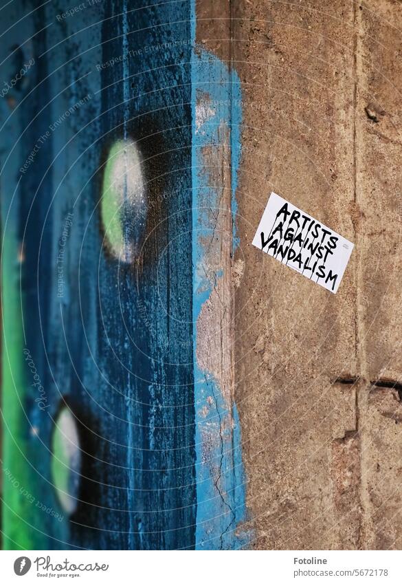 ARTISTS AGAINST VANDALISM - Künstler gegen Vandalismus - dieser Aufkleber klebt neben dem Kunstwerk einer Street Art Künstlerin. Streetart Graffiti Mauer Wand