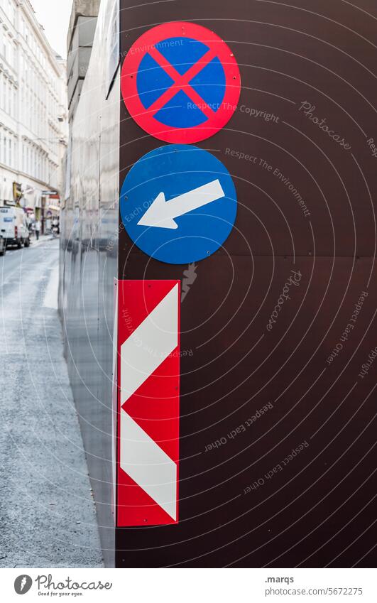 Halteverbot Straße eng StVO Verkehrsschild Hinweisschild Pfeil Parkverbot Baustelle Schilder & Markierungen Stadt Wand