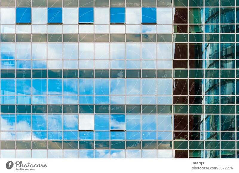 Spiegelbild Glas Reflexion & Spiegelung Fassade Irritation Glasfassade Linie Schönes Wetter Wolken Himmel modern Gebäude Architektur Raster Fenster